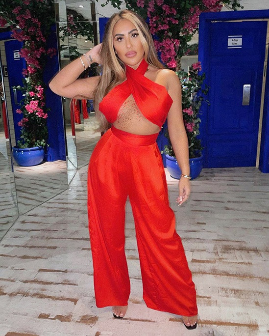 Ngôi sao Geordie Shore Sophie Kasaei cũng chọn áo cổ yếm chữ X nhằm khoe chân ngực hở bạo.