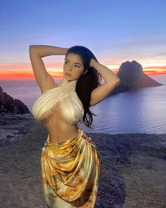 Nàng mẫu nữ Demi Rose áp dụng mốt thời trang mới trong trang phục đi biển.