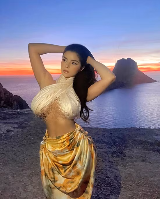 Nàng mẫu nữ Demi Rose áp dụng mốt thời trang mới trong trang phục đi biển.