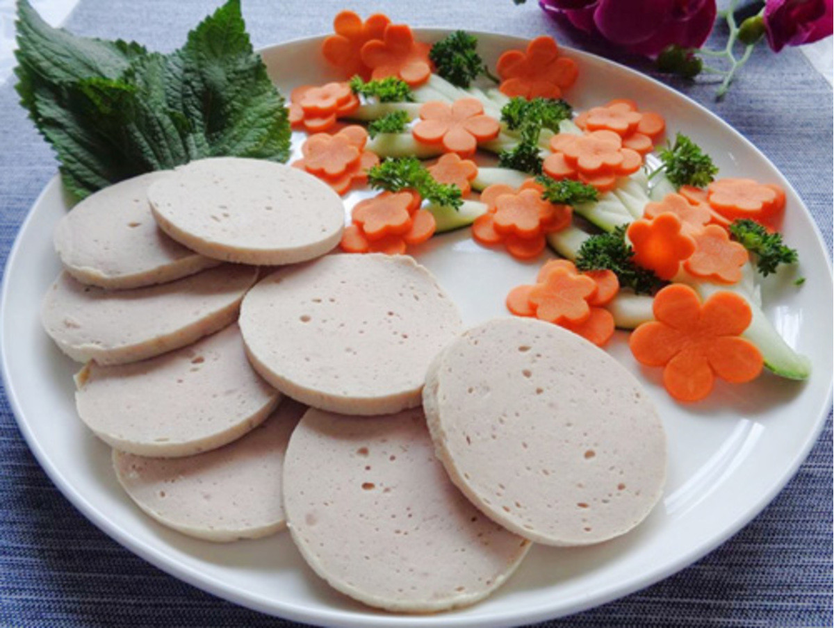 Giò lụa chay cũng là một trong những món ăn đẹp mắt, dễ làm. Giò lụa chay phổ biến hiện nay làm từ năm nguyên liệu chính là từ dậu xanh, đậu tương, váng đậu, nấm và mỳ căn.