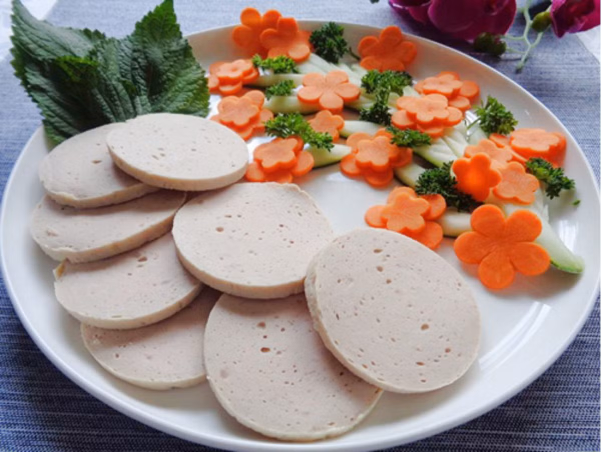 Giò lụa chay cũng là một trong những món ăn đẹp mắt, dễ làm. Giò lụa chay phổ biến hiện nay làm từ năm nguyên liệu chính là từ dậu xanh, đậu tương, váng đậu, nấm và mỳ căn.