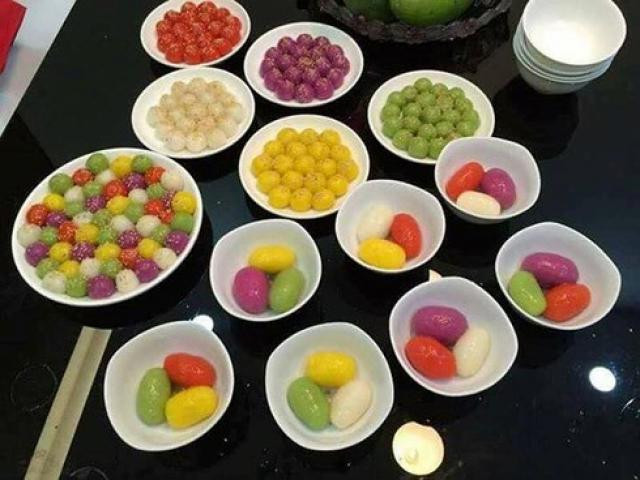 Bánh trôi bánh chay: Vào những dịp đặc biệt trong năm, bánh trôi bánh chay thường được người Việt dùng bày cúng tổ tiên bên cạnh các món ăn khác. Những viên bánh trôi tròn trịa, màu sắc rực rỡ sẽ là thức quà gửi gắm bao ý nghĩa trong mùa báo hiếu. Ảnh: IT.