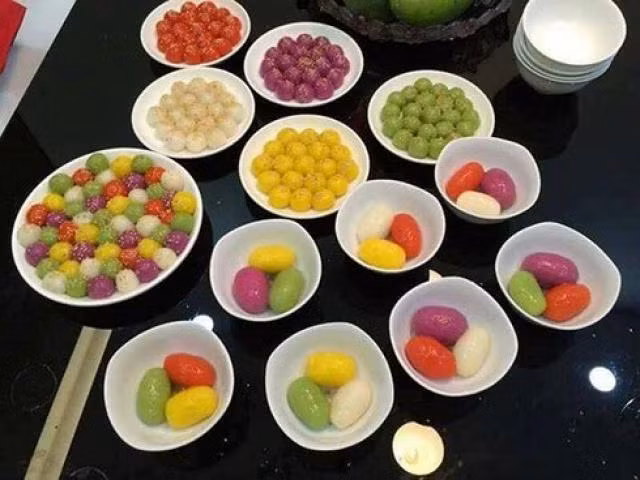 Bánh trôi bánh chay: Vào những dịp đặc biệt trong năm, bánh trôi bánh chay thường được người Việt dùng bày cúng tổ tiên bên cạnh các món ăn khác. Những viên bánh trôi tròn trịa, màu sắc rực rỡ sẽ là thức quà gửi gắm bao ý nghĩa trong mùa báo hiếu. Ảnh: IT.