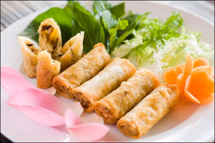 Nem chay: Nem rán từ lâu đã trở thành món ăn truyền thống của người Việt Nam, đặc biệt là người dân miền Bắc. Không chỉ trong dịp lễ Tết, ngay cả cuộc sống đời thường nhiều gia đình vẫn thường rán nem để đổi bữa.