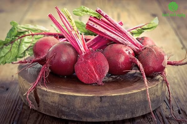 Nguyên liệu: Đuôi lợn, củ dền, khoai tây, cà rốt, hành khô, hành hoa, rau mùi, gia vị. Cách làm: Cà rốt, củ dền, khoai tây gọt vỏ và thái miếng dày. Đuôi lợn rửa sạch xát muối rồi luộc sơ qua đổ nước đầu.