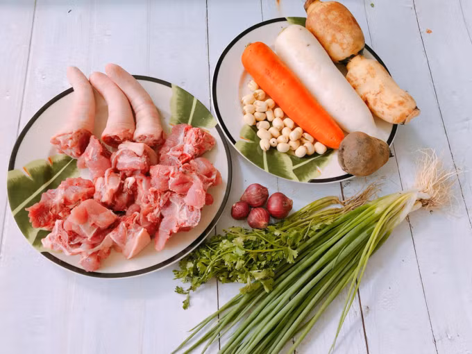 Nguyên liệu gồm đuôi heo, hạt sen, nấm hương, mộc nhĩ, cà rốt, củ cải trắng, gừng, hành. Sơ chế nguyên liệu: Nấm hương, mộc nhĩ ngâm cho nở, rồi rửa sạch, thái miếng. Hạt sen ngâm 1 đêm cho nở, rồi rửa sạch. Cà rốt, củ cải trắng cắt khúc vừa ăn. Đuôi heo cho đun qua nước sôi cho chút gừng để khử mùi hôi.
