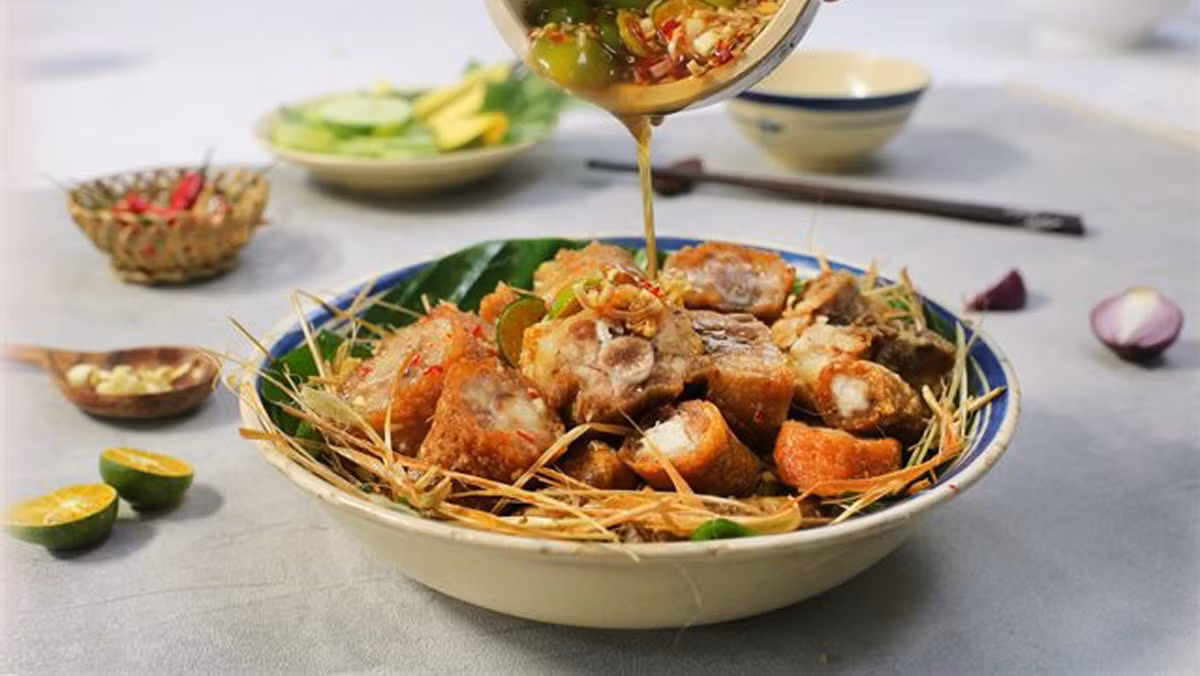 Sau đó bắc chảo dầu lên cho nóng và thả đuôi heo vào chiên giòn. Hành tím, hành tây, hành lá, ớt sừng cho vào chảo xào và cho đuôi heo vào tiếp, xào khoảng 1 phút cho ra đĩa, rắc muối ớt cay lên mặt. Món này có thể ăn kèm cùng đồ chua. Ảnh: Internet.