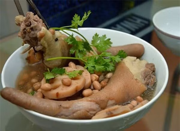  Đuôi lợn được dân gian ca ngợi có tác dụng bổ khí, dưỡng huyết, hỗ trợ chứng thận hư, liệt dương, xuất tinh sớm,...các bệnh hiếm muộn. Bạn có thể nấu rất nhiều món ăn từ đuôi lợn để tẩm bổ cho cả nhà.