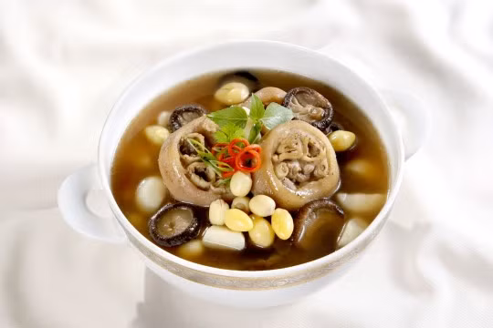 Súp đuôi lợn hạt sen: Món ăn này rất giàu chất dinh dưỡng, giúp bổ sung nhiều dưỡng chất cần thiết cho cơ thể. Thế nên, bạn hãy thử nấu món ăn này để cải thiện sức khỏe cho cả nhà.
