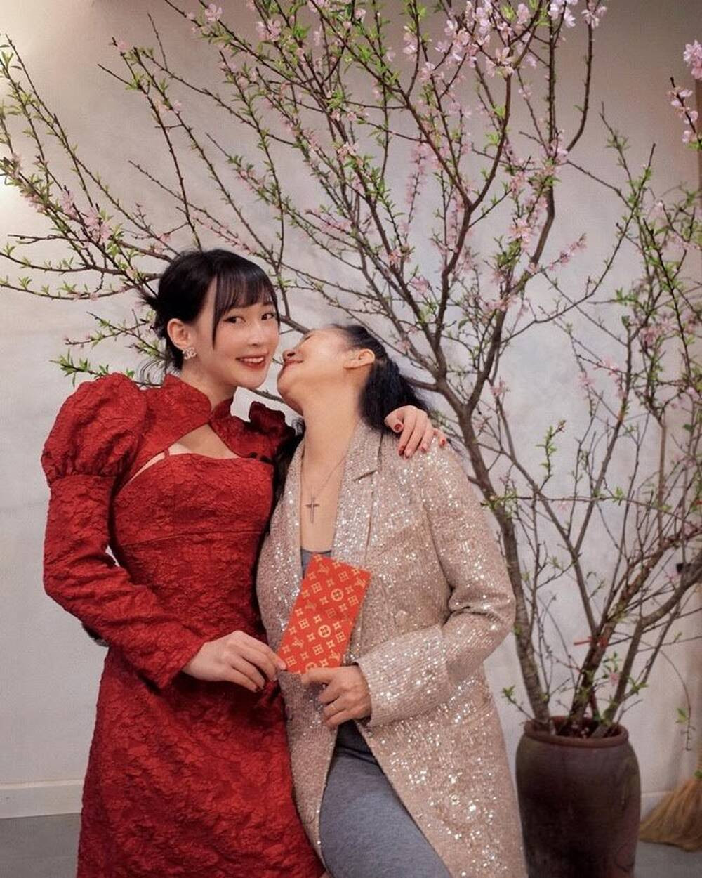 Theo đó, Sun Ht chọn cho mình chiếc váy ngắn ôm sát có phần cắt ngay ngực khá gợi cảm, không phù hợp với việc đi lễ chùa đầu năm.