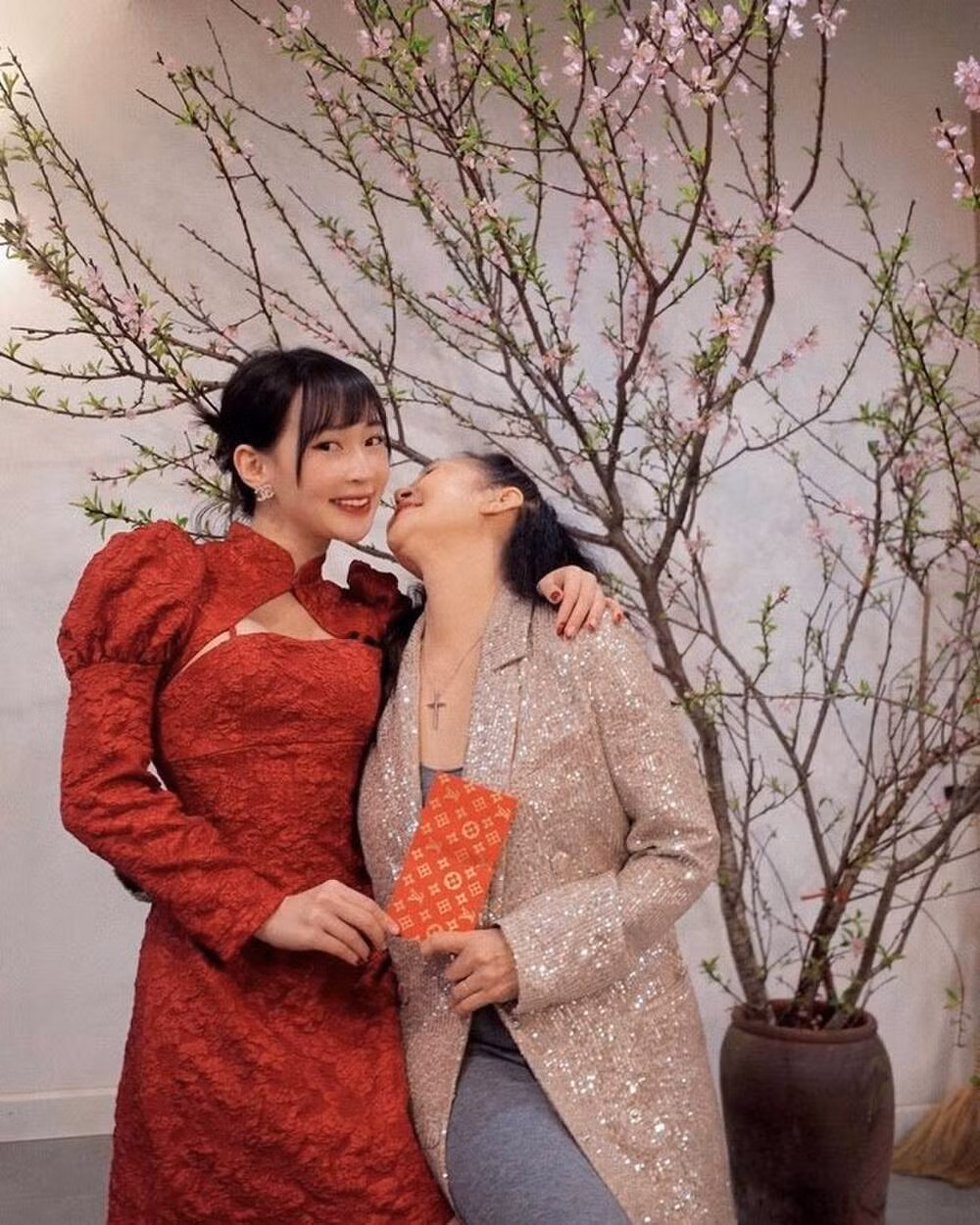 Theo đó, Sun Ht chọn cho mình chiếc váy ngắn ôm sát có phần cắt ngay ngực khá gợi cảm, không phù hợp với việc đi lễ chùa đầu năm.