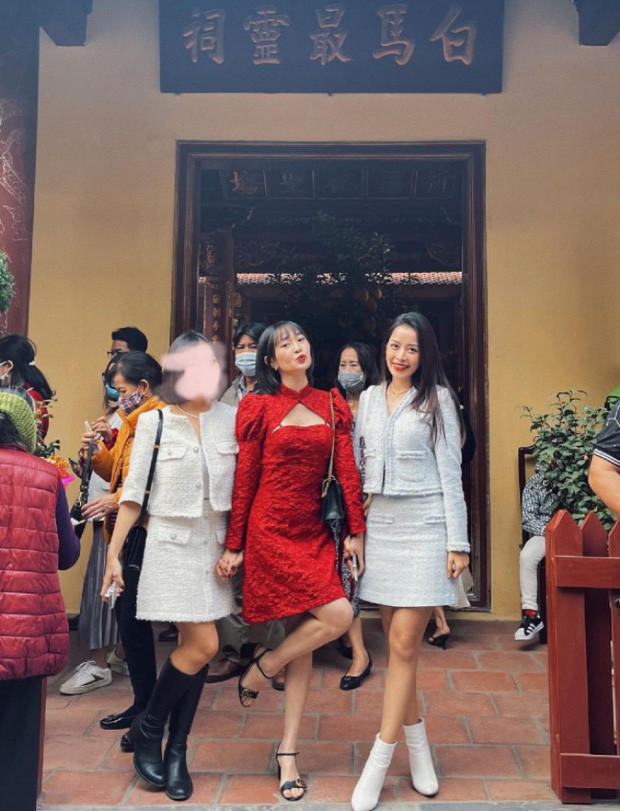 Mới đây, hai cô nàng Sun Ht và Chi Pu đã gây tranh cãi bởi cách ăn mặc hớ hênh đi lễ chùa đầu năm của mình.
