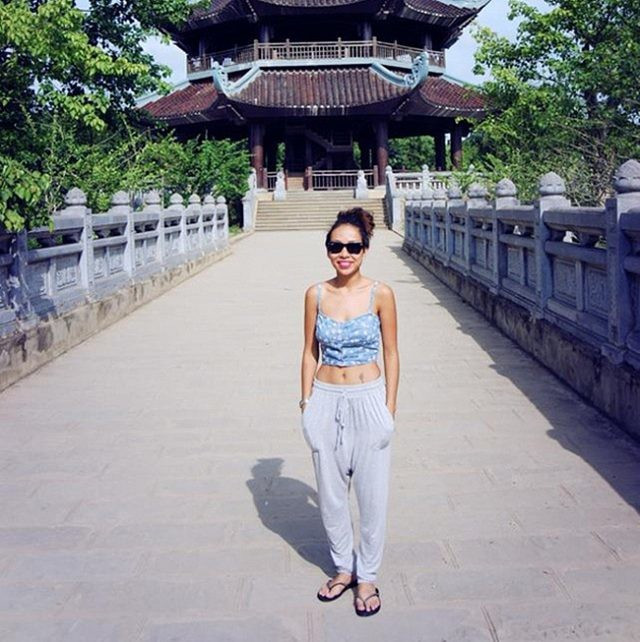 Ca sĩ Thảo Trang gây tranh cãi vì mặc quần ngố, crop top hở eo, phô trương cơ thể khi đi chùa.