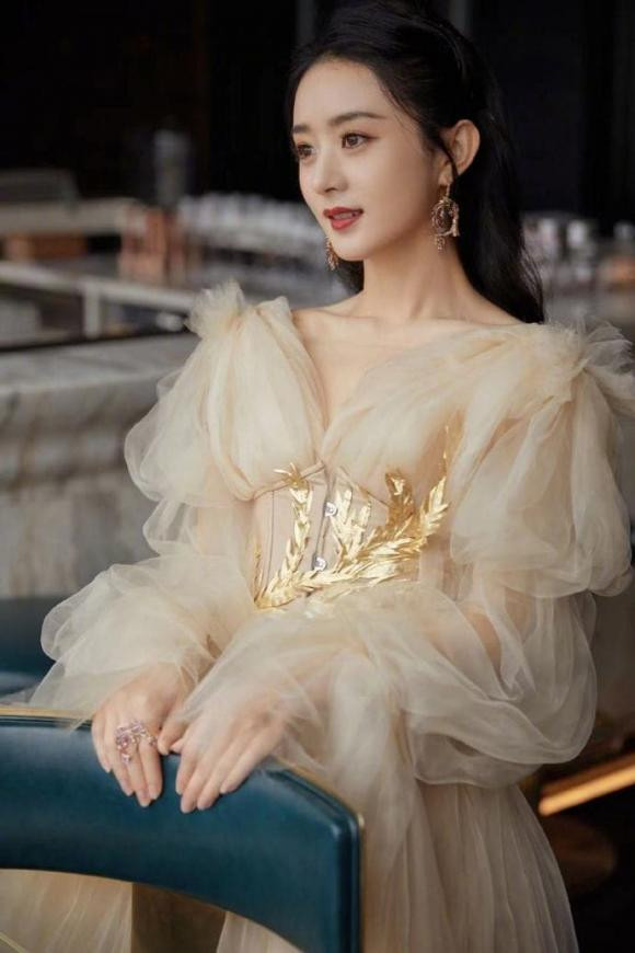 Triệu Lệ Dĩnh xuất hiện với nhan sắc nổi bật nhưng điều gây chú ý lại là khoảnh khắc "đụng độ" Nghê Ni - tình cũ của chồng.