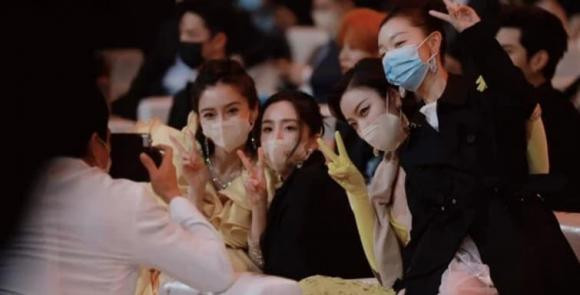 Cô ngồi một mình trong khi các sao chụp ảnh vui vẻ.