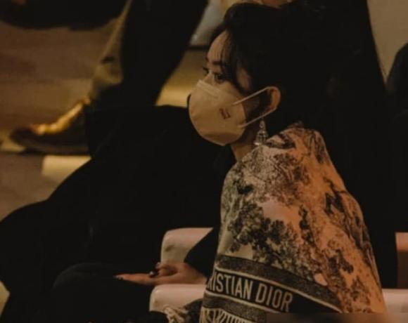 Triệu Lệ Dĩnh tỏ ra lạc lõng và gượng gạo.