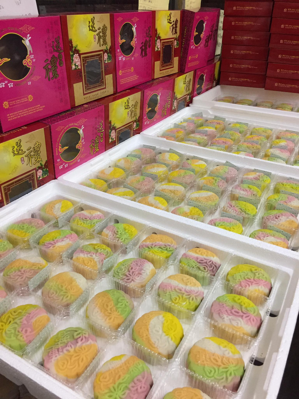 Bên cạnh hình dạng phong phú, màu sắc bánh trung thu tại Malaysia cũng rất bắt mắt và đa sắc.