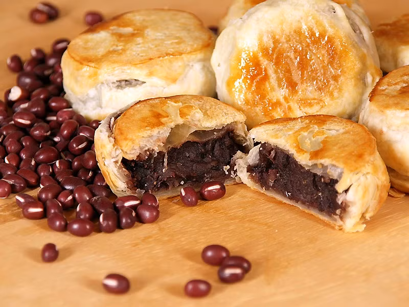 Thông thường, nhân bánh hopia là đậu xanh, khoai môn, đậu đỏ, khoai lang tím, sầu riêng hoặc thịt lợn. Phần bột bên ngoài bánh xếp thành từng lớp, ăn hơi giòn.