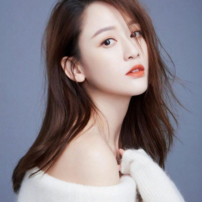 Trần Kiều Ân: Là một trong những tượng đài sắc đẹp của Trung Quốc, Trần Kiều Ân không hề có dấu hiệu xuống sắc dù đã ngoài 40. Do đó, bí quyết dưỡng da, giữ dáng của nữ diễn viên 42 tuổi thực sự khiến nhiều người tò mò.