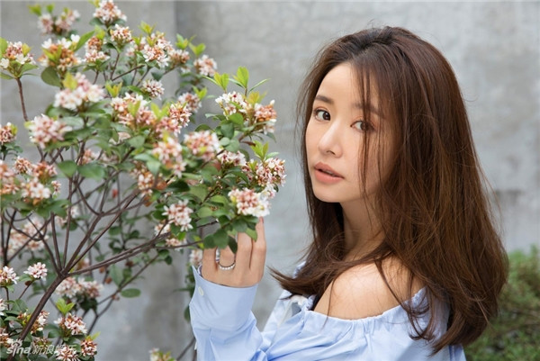 Lâm Tâm Như tâm sự, từ trẻ da mặt cô rất ít tiết dầu, bã nhờn nhưng lại khá khô, đặc biệt là vào mùa đông. Vì vậy, để giữ độ ẩm cho da, cô yêu thích các loại kem có chức năng kép vừa dùng để dưỡng vừa có thể dùng để trang điểm, có như vậy da mới được chăm sóc bất cứ lúc nào. Điển hình như son môi, cô dùng loại son bóng có dưỡng thay vì chọn dòng son lỳ.