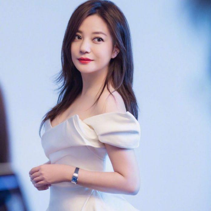 Triệu Vy cho biết, cô thuộc tạng người dễ tăng cân nên từng rất bất lực khi không thể kiểm soát được cân nặng của mình. Nhưng cuối cùng, cô cũng đã tìm ra một chế độ phù hợp giúp bản thân giảm được 15kg chỉ sau 3 tháng đó là: Uống nhiều nước chanh, ăn nhiều rau xanh, hạn chế đồ ngọt cũng như món ăn nhiều dầu mỡ. Bên cạnh đó, cô còn thường xuyên chạy bộ và bơi lội để đốt cháy mỡ thừa.