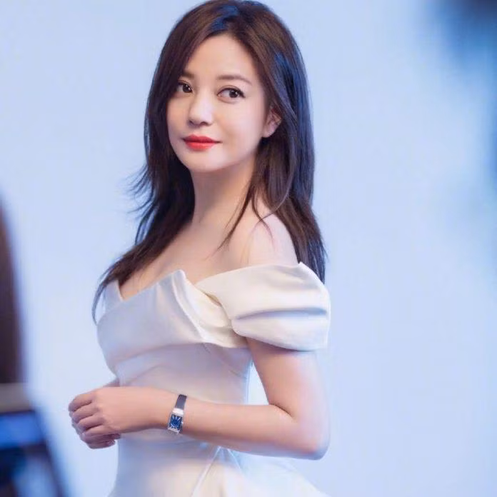 Triệu Vy cho biết, cô thuộc tạng người dễ tăng cân nên từng rất bất lực khi không thể kiểm soát được cân nặng của mình. Nhưng cuối cùng, cô cũng đã tìm ra một chế độ phù hợp giúp bản thân giảm được 15kg chỉ sau 3 tháng đó là: Uống nhiều nước chanh, ăn nhiều rau xanh, hạn chế đồ ngọt cũng như món ăn nhiều dầu mỡ. Bên cạnh đó, cô còn thường xuyên chạy bộ và bơi lội để đốt cháy mỡ thừa.