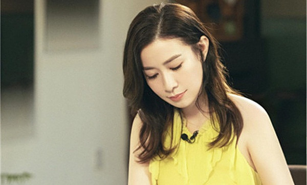 Là một nghệ sĩ, Xa Thi Mạn thường xuyên phải trang điểm đậm trong thời gian dài khi làm việc, dễ gây ra các vấn đề như bít lỗ chân lông và nổi mụn. Vì vậy, cô rất coi trọng việc làm sạch, sau khi về nhà, Xa Thi Mạn sẽ tẩy trang 4 lần với nhiều sản phẩm kết hợp để đảm bảo không còn sót lại lớp trang điểm và bụi bẩn trên da, sau đó rửa mặt.