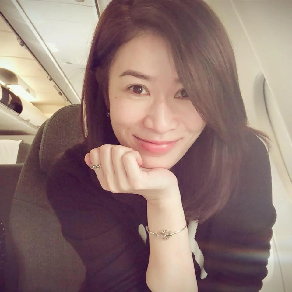 Dù đã ở tuổi tứ tuần nhưng Xa Thi Mạn vẫn sở hữu làn da mịn màng, không tì vết. Khi được hỏi về bí quyết dưỡng da, nữ diễn viên 45 tuổi chia sẻ rằng cô dành ít nhất 1,5 tiếng mỗi ngày để làm đẹp.