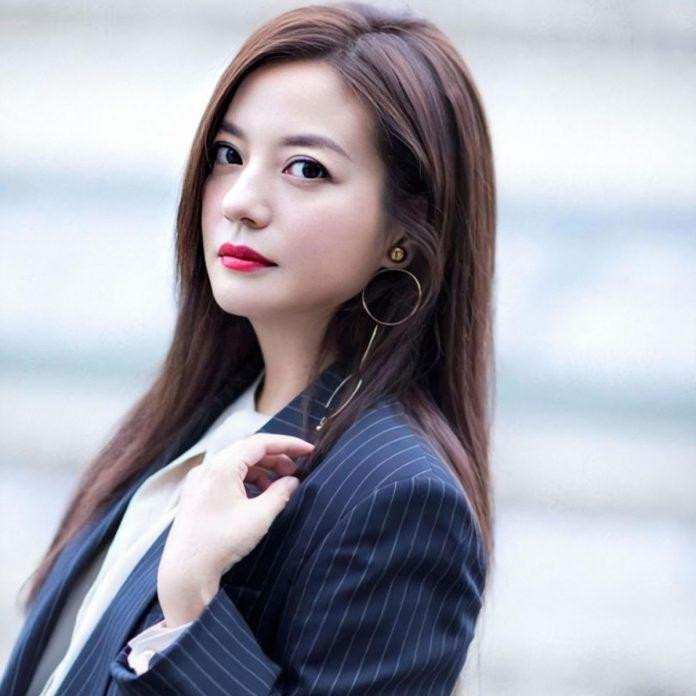 Triệu Vy: Ở độ tuổi 44, Triệu Vy gây bất ngờ cho khán giả khi luôn xuất hiện trong hình ảnh trẻ trung không thua kém gái ba mươi. Nàng Tiểu Yến Tử được nhận xét là có vẻ đẹp tự nhiên nhưng lại đầy quyến rũ. Cô cũng từng chia sẻ với báo chí về cách chăm sóc vẻ ngoài của mình.