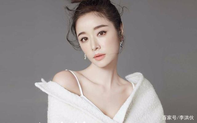 Lâm Tâm Như cũng là một trong những trường hợp trẻ mãi không già của Cbiz. Năm nay cô đã bước sang tuổi 45 nhưng cũng đã bị thời gian lãng quên. Dù đã làm mẹ nhưng Lâm Tâm Như vẫn giữ được nét tươi trẻ và làn da căng mịn.