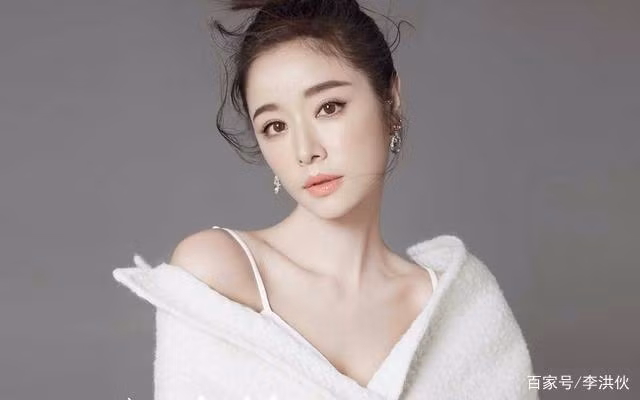 Lâm Tâm Như cũng là một trong những trường hợp trẻ mãi không già của Cbiz. Năm nay cô đã bước sang tuổi 45 nhưng cũng đã bị thời gian lãng quên. Dù đã làm mẹ nhưng Lâm Tâm Như vẫn giữ được nét tươi trẻ và làn da căng mịn.