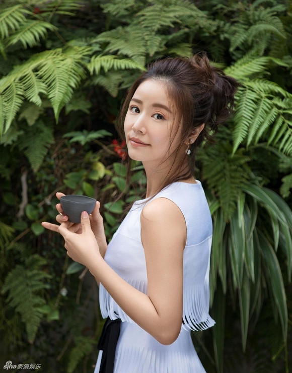 Lâm Tâm Như rất chú trọng làm sạch da, bởi nếu tẩy trang không kỹ da rất dễ nổi mụn đầu đen chỗ phần trán và mũi. Hơn nữa, các lỗ chân lông bị tắc còn gây ra nhiều vấn đề về các loại mụn khác. Vì vậy, cô tin dùng các dòng mặt nạ làm sạch sâu để làm bỏ các chất cặn tận sâu lỗ chân lông. Ảnh: Internet.