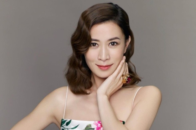 Về bí quyết dưỡng da, cô sẽ đắp mặt nạ vào mỗi buổi sáng và tối, buổi sáng cô dùng mặt nạ dưỡng ẩm tươi mát để bổ sung độ ẩm cho da và trang điểm dễ dàng hơn, buổi tối cô dùng mặt nạ collagen dày để bổ sung dưỡng chất cho da, còn phần tinh chất dư thừa thì thoa lên cổ.