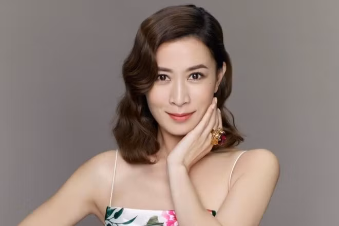 Về bí quyết dưỡng da, cô sẽ đắp mặt nạ vào mỗi buổi sáng và tối, buổi sáng cô dùng mặt nạ dưỡng ẩm tươi mát để bổ sung độ ẩm cho da và trang điểm dễ dàng hơn, buổi tối cô dùng mặt nạ collagen dày để bổ sung dưỡng chất cho da, còn phần tinh chất dư thừa thì thoa lên cổ.