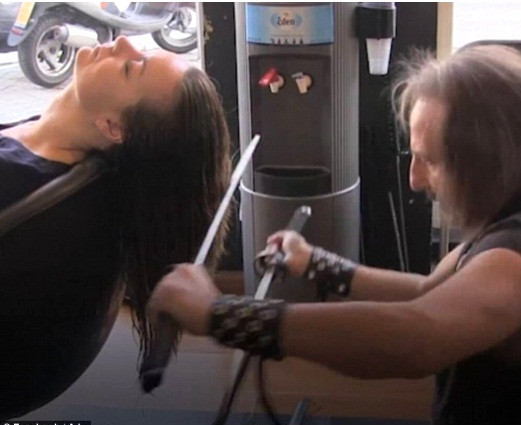 Ông Olmedo sử dụng một thanh kiếm katana của samurai Nhật để cắt tóc cho khách hàng. Kỹ thuật dùng kiếm để cắt tóc của Olmedo thậm chí đã đạt tới mức thượng thừa khi ông có thể sử dụng hai lưỡi kiếm cùng lúc.