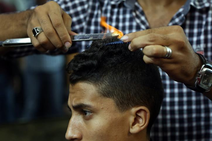 Một lúc sau, người thợ lại một lần nữa rắc bột, đốt tóc thêm lần nữa và dùng lược hoàn thành "tác phẩm" của mình.