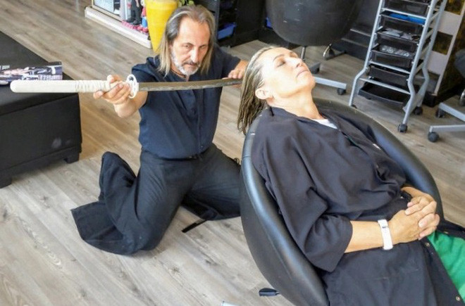 Nhà tạo mẫu tóc Alberto Olmedo sống tại Madrid, Tây Ban Nha đang sở hữu một salon tóc khá nổi tiếng trên thế giới. Sự nổi tiếng của Olmedo và salon tóc của anh bắt nguồn từ hình thức cắt tóc kỳ lạ, đó là sử dụng kiếm Nhật để cắt tóc.
