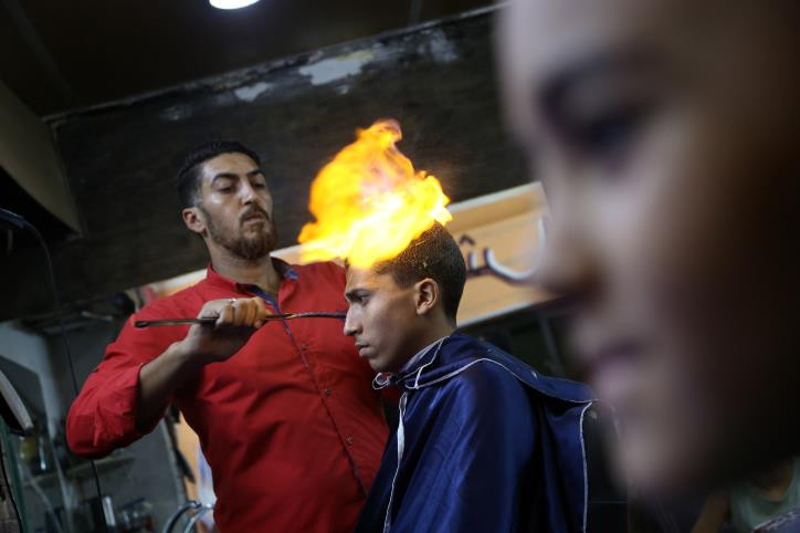 Phương pháp cắt tóc bằng lửa này đã xuất hiện ở nhiều nơi trên thế giới như Pakistan, Ấn Độ, Ai Cập và Dải Gaza.