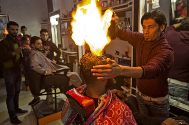 Thợ cắt tóc sẽ đổ lên đầu khách hàng một chút chất lỏng dễ cháy, nhanh tay châm lửa đốt. Kiểu tóc mới được hình thành qua ngọn lửa cháy, đồng thời anh cũng loại bỏ luôn phần tóc cần cắt.