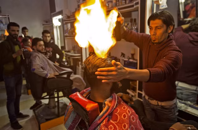 Thợ cắt tóc sẽ đổ lên đầu khách hàng một chút chất lỏng dễ cháy, nhanh tay châm lửa đốt. Kiểu tóc mới được hình thành qua ngọn lửa cháy, đồng thời anh cũng loại bỏ luôn phần tóc cần cắt.