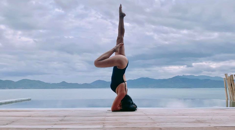 Tranh thủ trong chuyến du lịch Nha Trang, Ốc Thanh Vân tập nhiều động tác yoga khó để chia sẻ trên trang cá nhân.