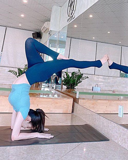 Trương Quỳnh Anh tiết lộ một trong những bí quyết giữ dáng gợi cảm của cô là tập yoga. Ảnh: FB, Internet.