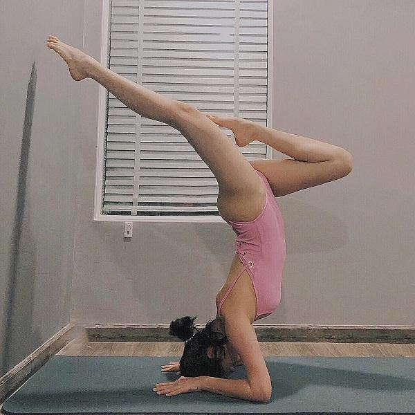 Ca sĩ Bảo Anh nhiều lần khoe ảnh thực hiện động tác yoga “trồng cây chuối” trên trang cá nhân của mình.