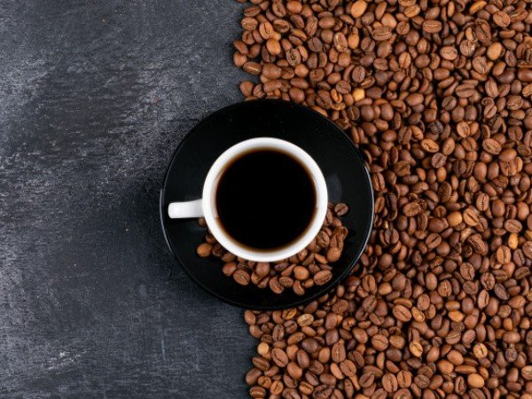 Cà phê: Caffeine trong cà phê ngăn chặn một hợp chất tự nhiên có tên là adenosine gắn vào các thụ thể của não, thúc đẩy cảm giác mệt mỏi và tăng giải phóng các chất dẫn truyền thần kinh thúc đẩy tâm trạng, chẳng hạn như dopamine và norepinephrine. Các nghiên cứu cho rằng tác dụng dễ chịu của cà phê là do các hợp chất phenolic khác nhau, chẳng hạn như axit chlorogenic.