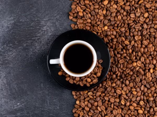 Cà phê: Caffeine trong cà phê ngăn chặn một hợp chất tự nhiên có tên là adenosine gắn vào các thụ thể của não, thúc đẩy cảm giác mệt mỏi và tăng giải phóng các chất dẫn truyền thần kinh thúc đẩy tâm trạng, chẳng hạn như dopamine và norepinephrine. Các nghiên cứu cho rằng tác dụng dễ chịu của cà phê là do các hợp chất phenolic khác nhau, chẳng hạn như axit chlorogenic.