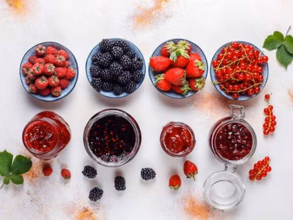 Quả mọng: Ăn trái cây và rau quả một cách tự nhiên có tác động tích cực đến sức khỏe tổng thể của bạn và chế độ ăn giàu chất chống oxy hóa có thể giúp kiểm soát chứng viêm liên quan đến trầm cảm và các rối loạn tâm trạng khác. Các loại quả mọng như dâu tây, mâm xôi... đều chứa nhiều chất chống oxy hóa và hợp chất phenolic, đóng vai trò quan trọng trong việc chống lại stress oxy hóa.