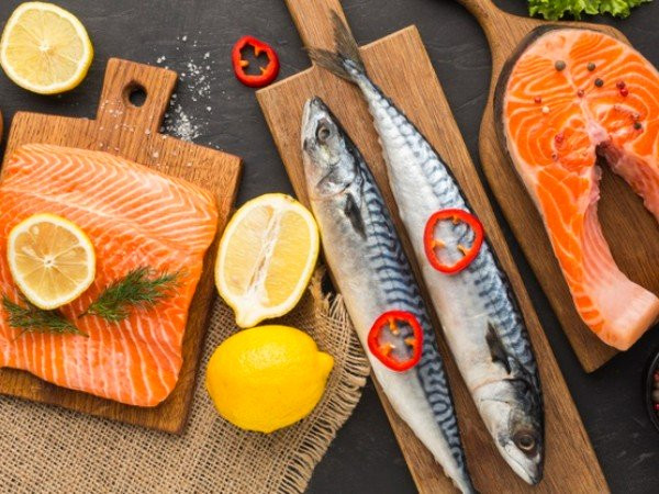 Cá béo: Tiêu thụ cá thường xuyên có thể giúp cải thiện nồng độ hormone serotonin trong não, điều trị và giảm các triệu chứng liên quan đến trầm cảm. Tương tự như vậy, sự hiện diện của axit béo omega-3 cũng mang lại lợi ích này. Mặc dù cần nghiên cứu thêm, nhưng một đánh giá về các thử nghiệm lâm sàng cho thấy rằng trong một số nghiên cứu, tiêu thụ omega-3 dưới dạng dầu cá có thể giúp giảm trầm cảm.