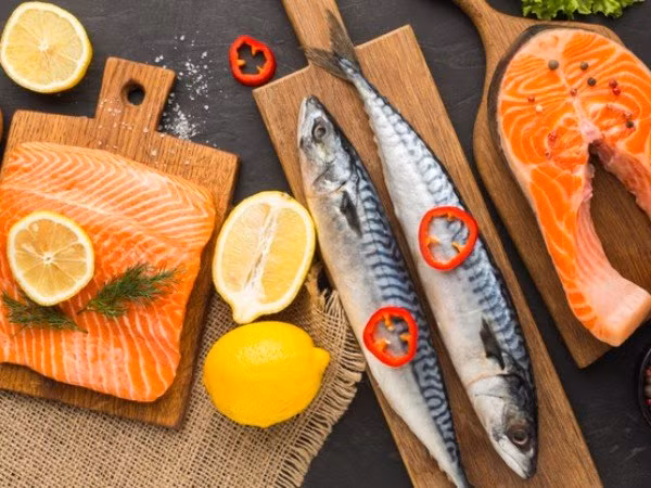 Cá béo: Tiêu thụ cá thường xuyên có thể giúp cải thiện nồng độ hormone serotonin trong não, điều trị và giảm các triệu chứng liên quan đến trầm cảm. Tương tự như vậy, sự hiện diện của axit béo omega-3 cũng mang lại lợi ích này. Mặc dù cần nghiên cứu thêm, nhưng một đánh giá về các thử nghiệm lâm sàng cho thấy rằng trong một số nghiên cứu, tiêu thụ omega-3 dưới dạng dầu cá có thể giúp giảm trầm cảm.