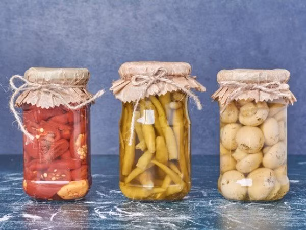 Thực phẩm lên men có thể giúp cải thiện sức khỏe đường ruột và có thể làm tăng mức serotonin. Serotonin có liên quan trực tiếp đến các hành vi khác nhau của con người như tâm trạng, phản ứng căng thẳng, thèm ăn và ham muốn tình dục. Các nghiên cứu cũng chỉ ra rằng vi khuẩn đường ruột khỏe mạnh và tỷ lệ trầm cảm thấp hơn có mối liên hệ với nhau.