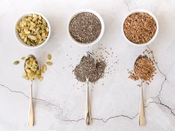 Các loại hạt: Thực phẩm này cũng có lợi trong việc cải thiện tâm trạng bằng cách thúc đẩy sản xuất serotonin. Các nghiên cứu đã phát hiện những người thường xuyên tiêu thụ các loại hạt tốt cho sức khỏe sẽ giảm nguy cơ mắc bệnh trầm cảm và rối loạn tâm trạng.